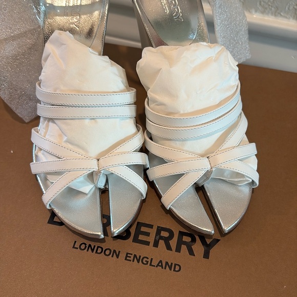 NWT SIZE 36 Burberry White Leather Split-Toe Hove Sandals - Picture 5 of 16